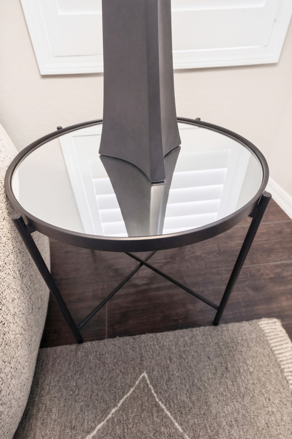 23"R BLACK MIRROR TOP END TABLE B