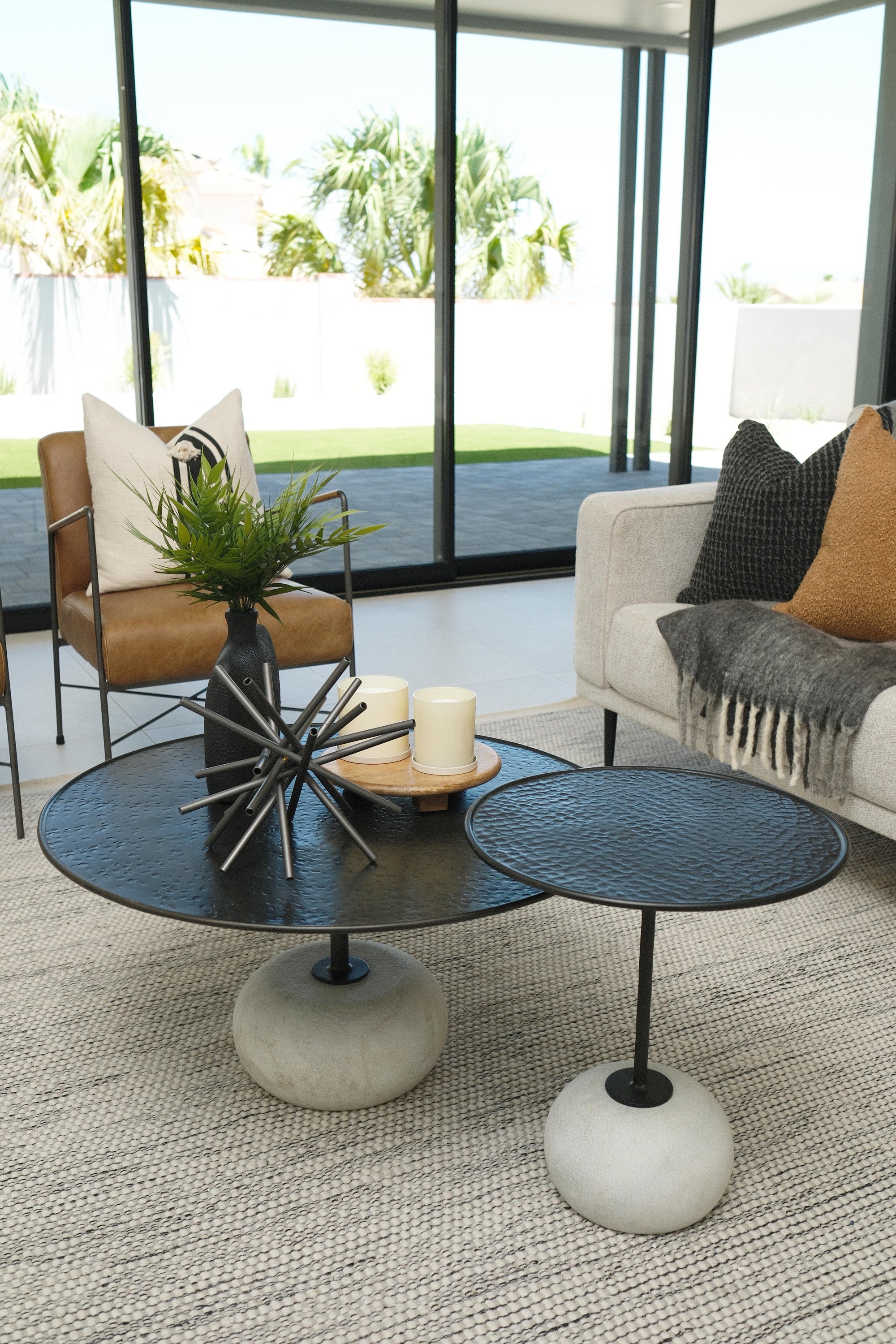 31"R BUTTON UP COFFEE TABLE