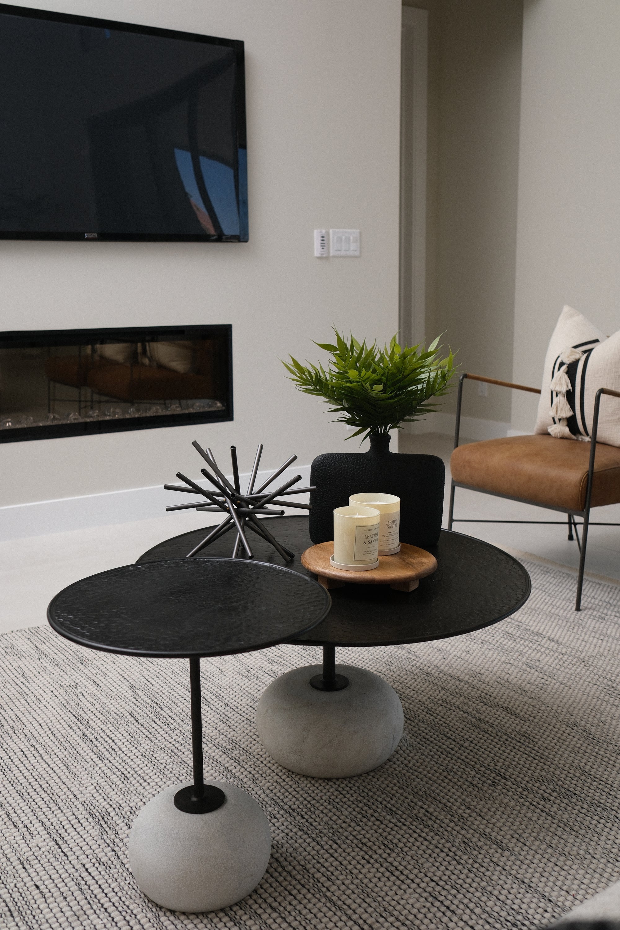 17"R BUTTON UP ACCENT TABLE