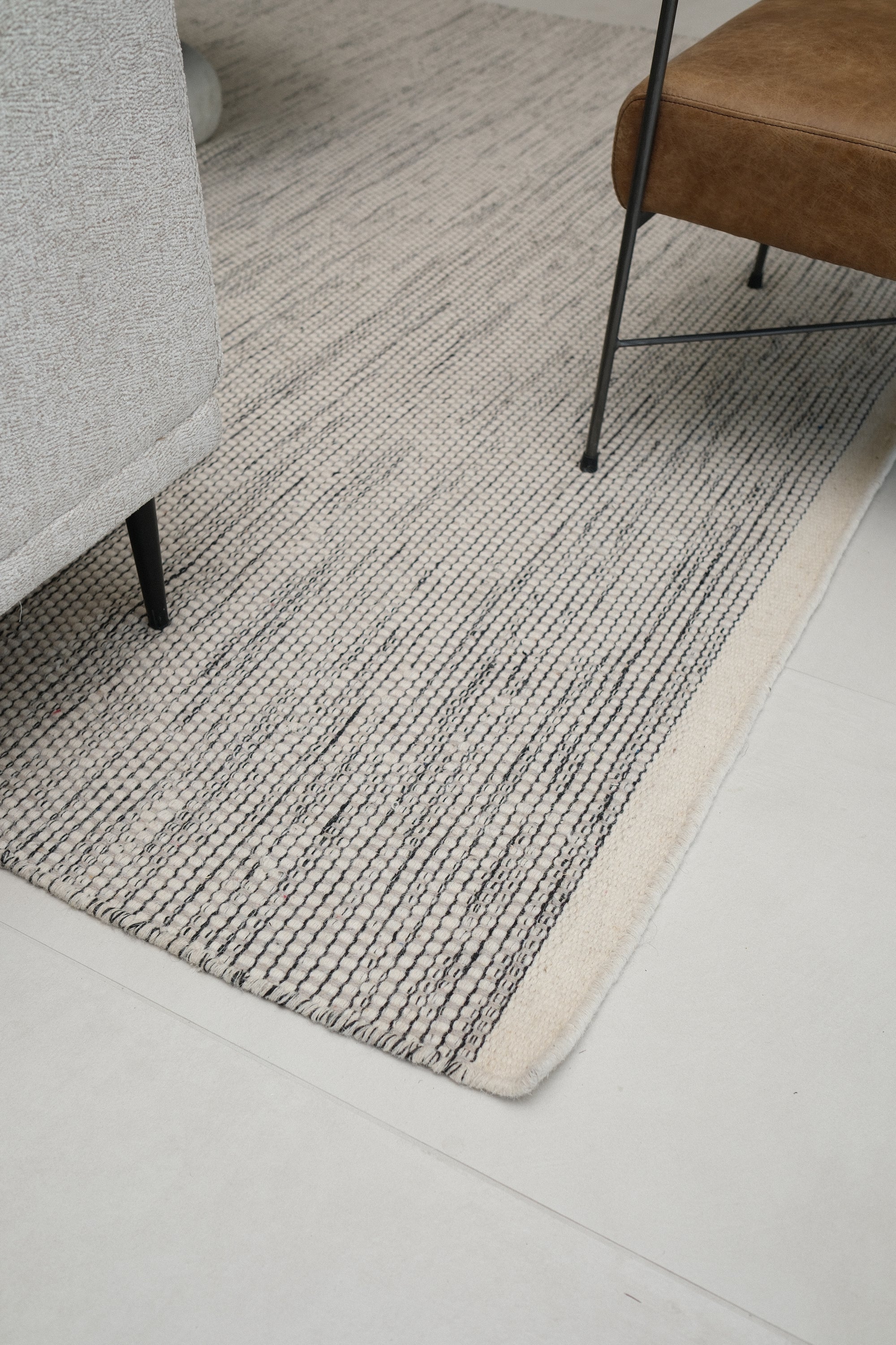 IVORY BLACK RUG 8' x 10'