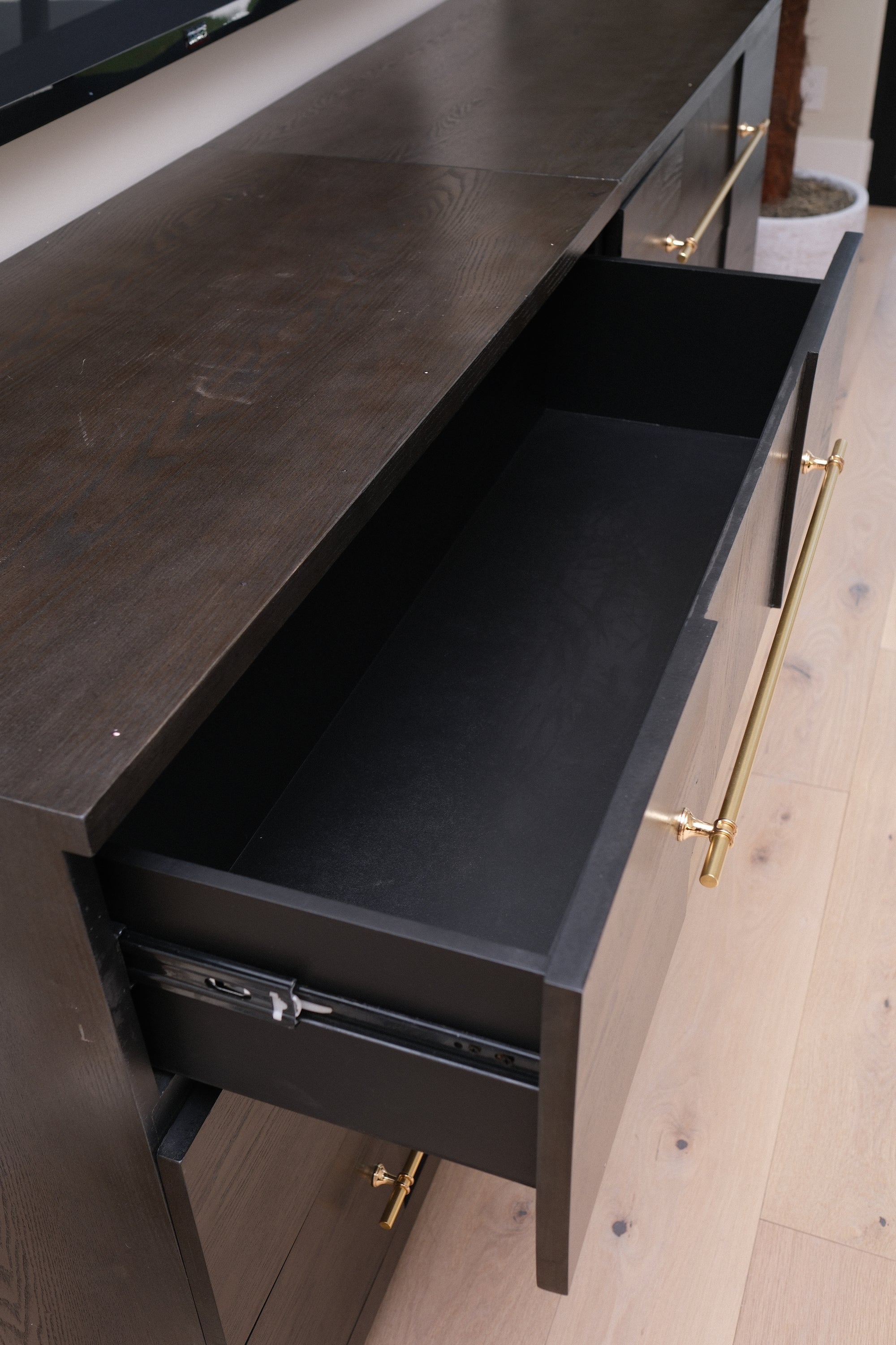 40"L 3-DRAWER DRESSER 2