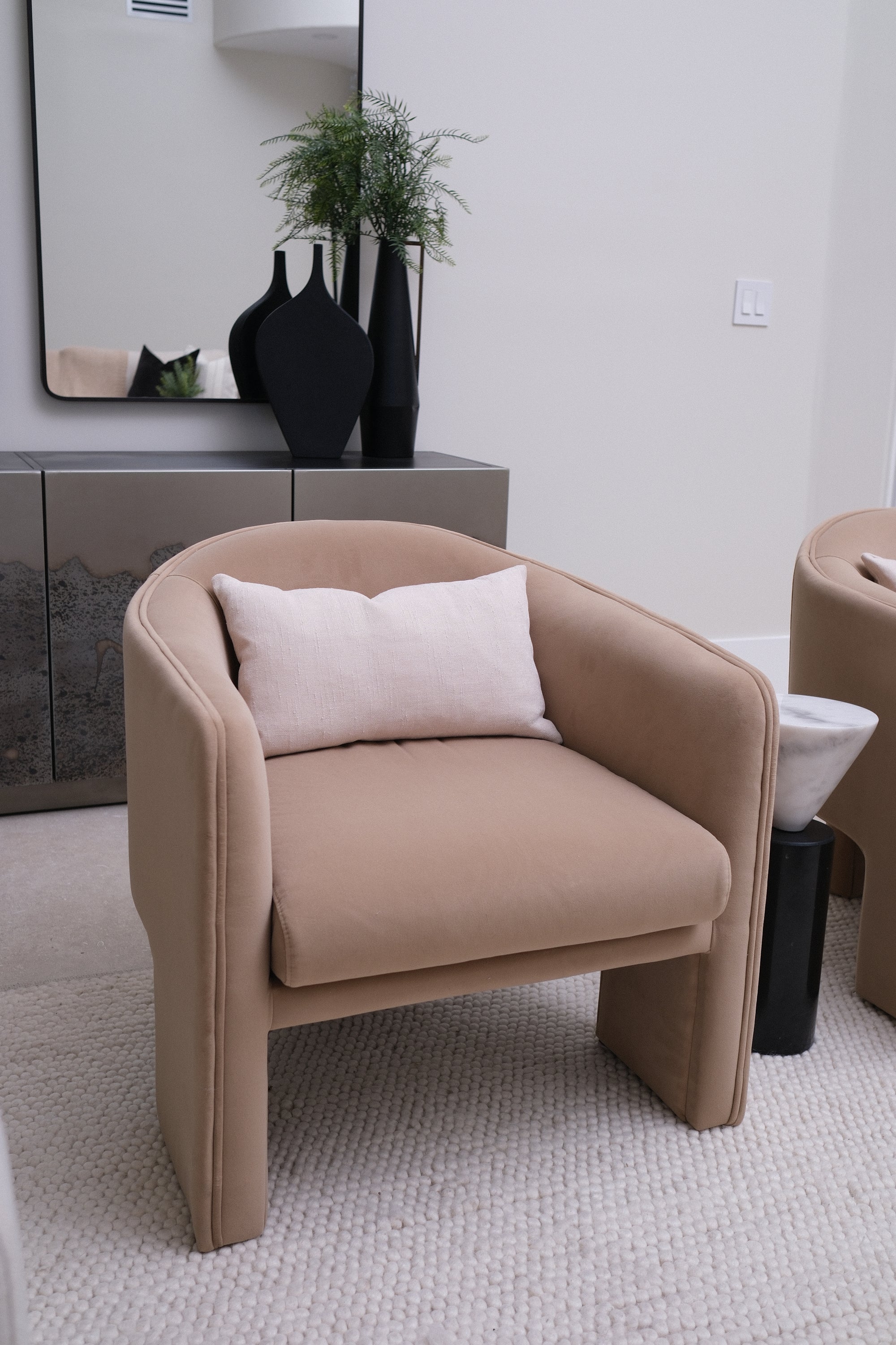 CAMEL VELVET ACCENT CHAIR 1