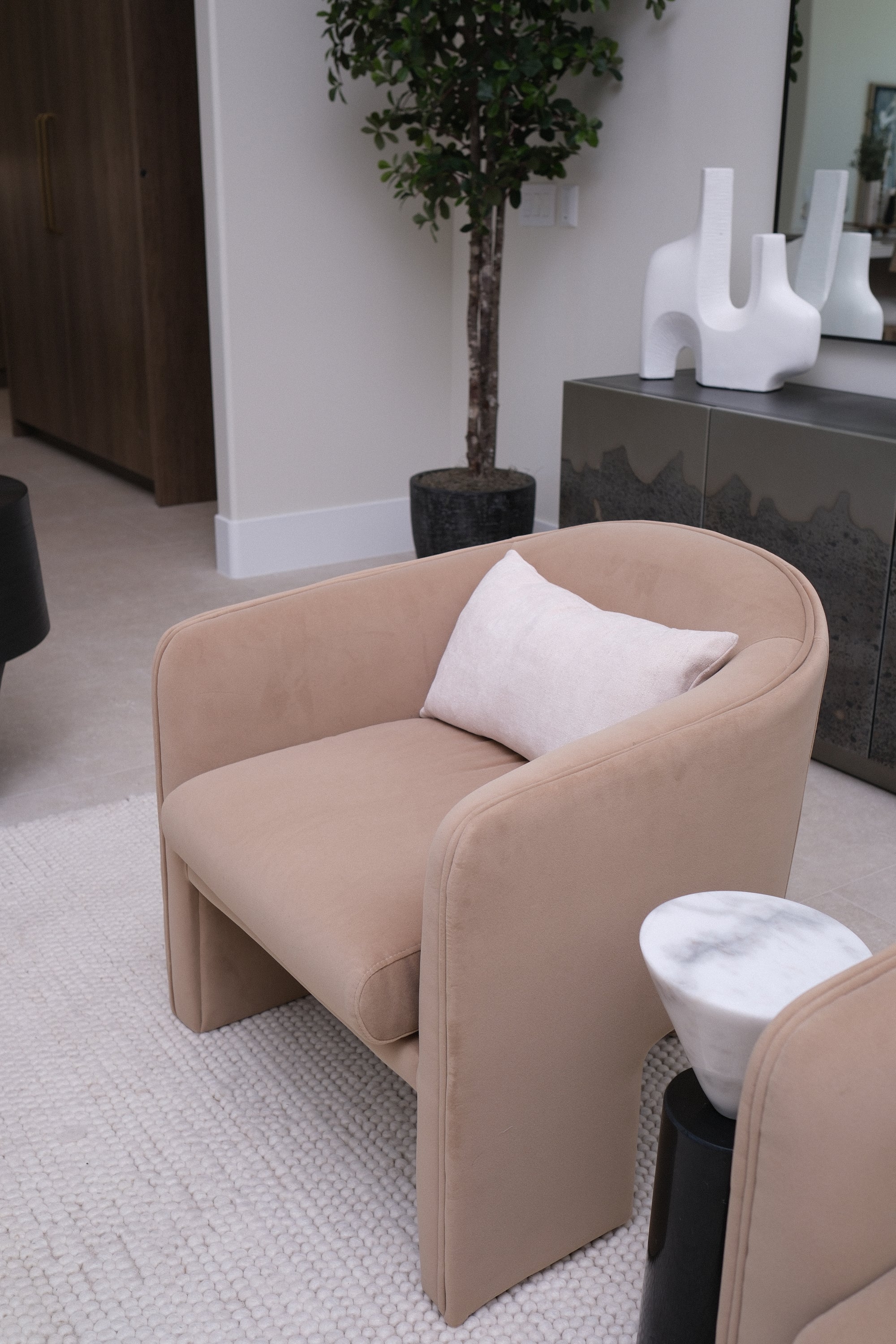 CAMEL VELVET ACCENT CHAIR 1