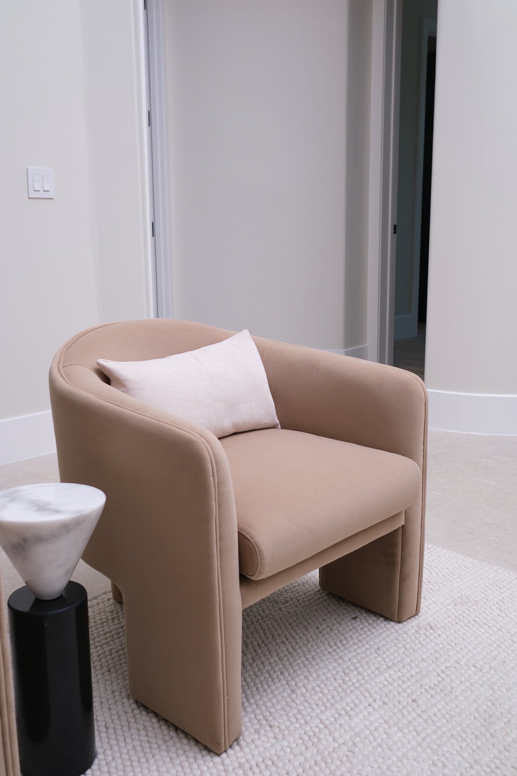 CAMEL VELVET ACCENT CHAIR 2