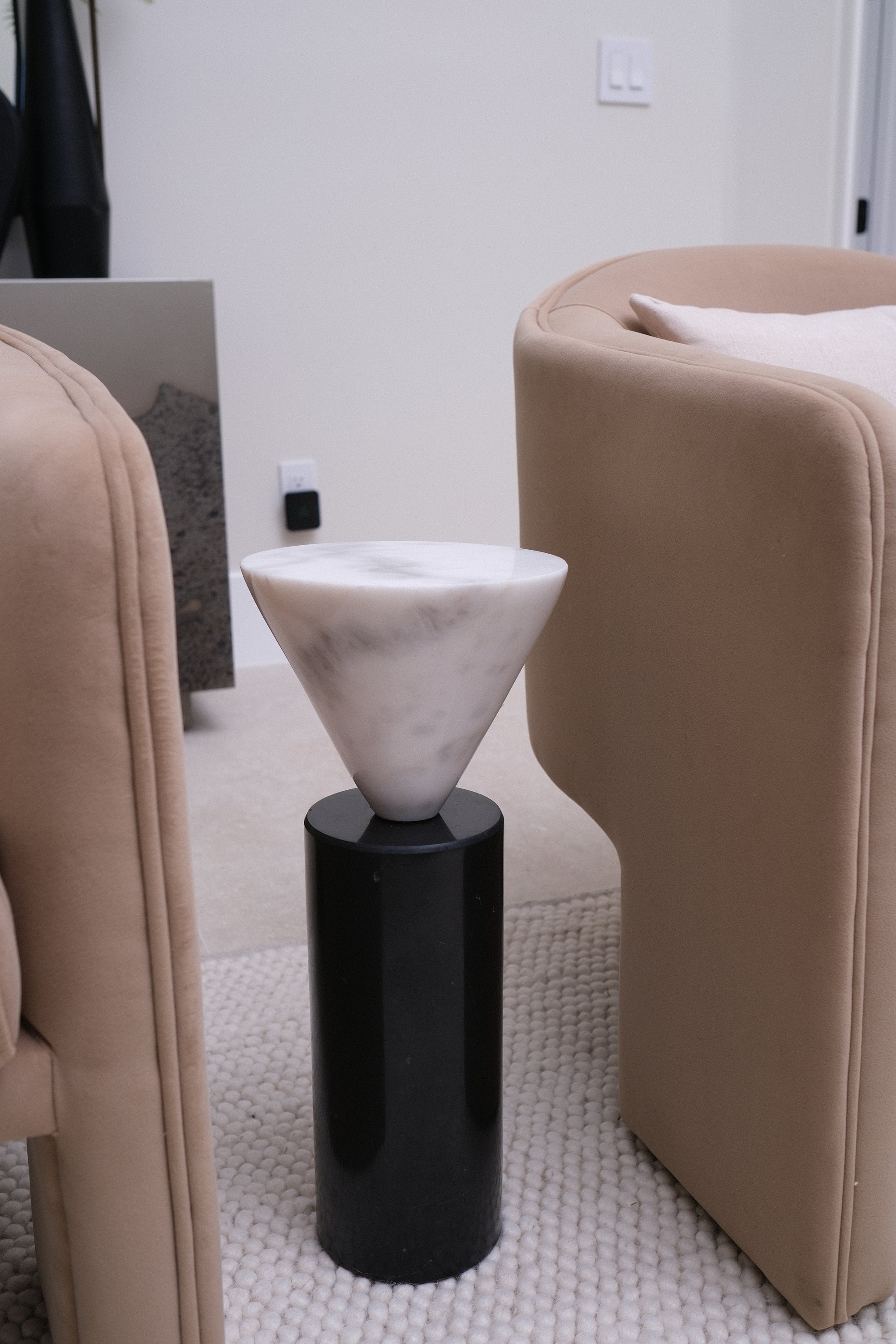 9"R BLK/WHT MARBLE DRINK TABLE