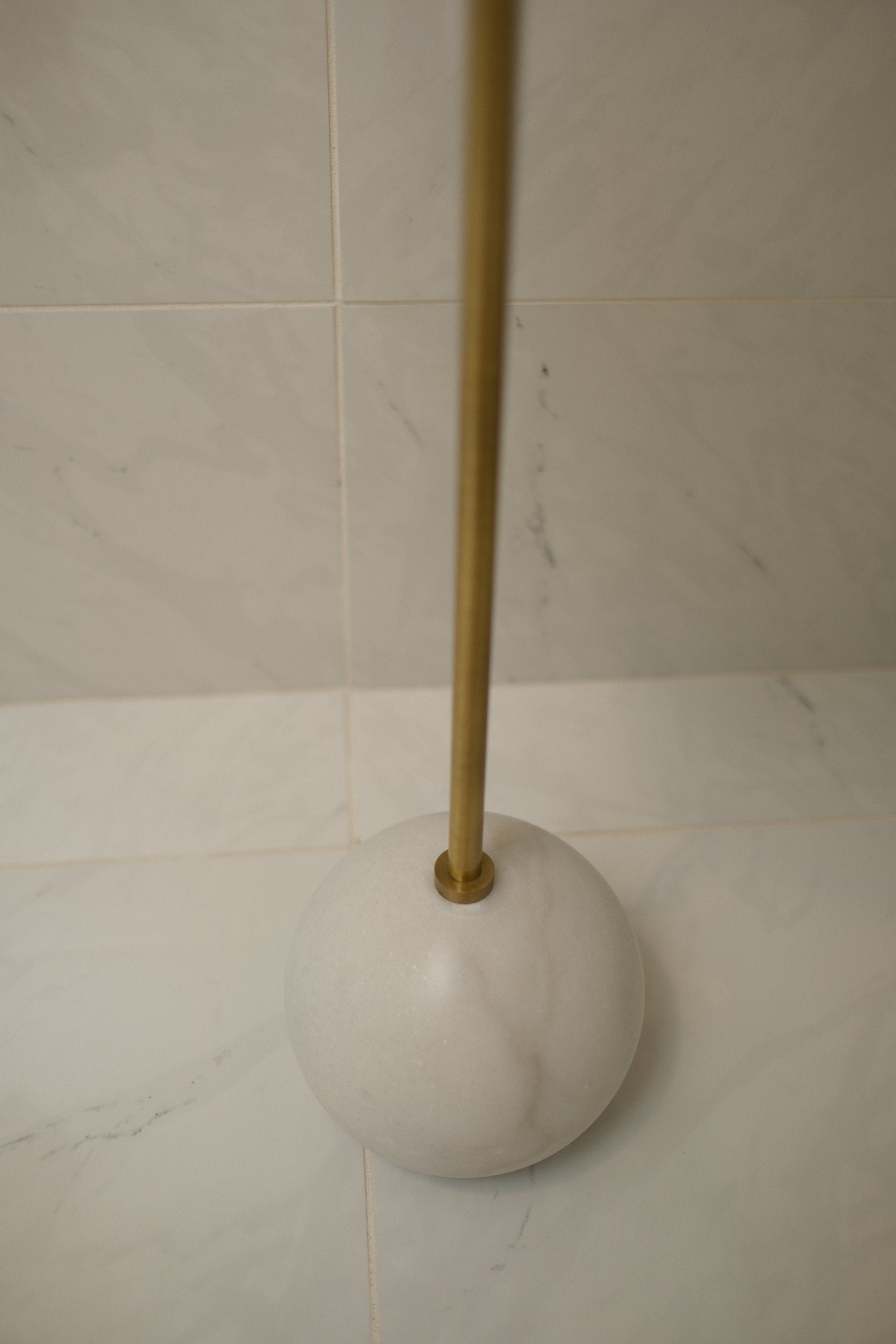 8.5"R WHITE &amp; GOLD DRINK TABLE