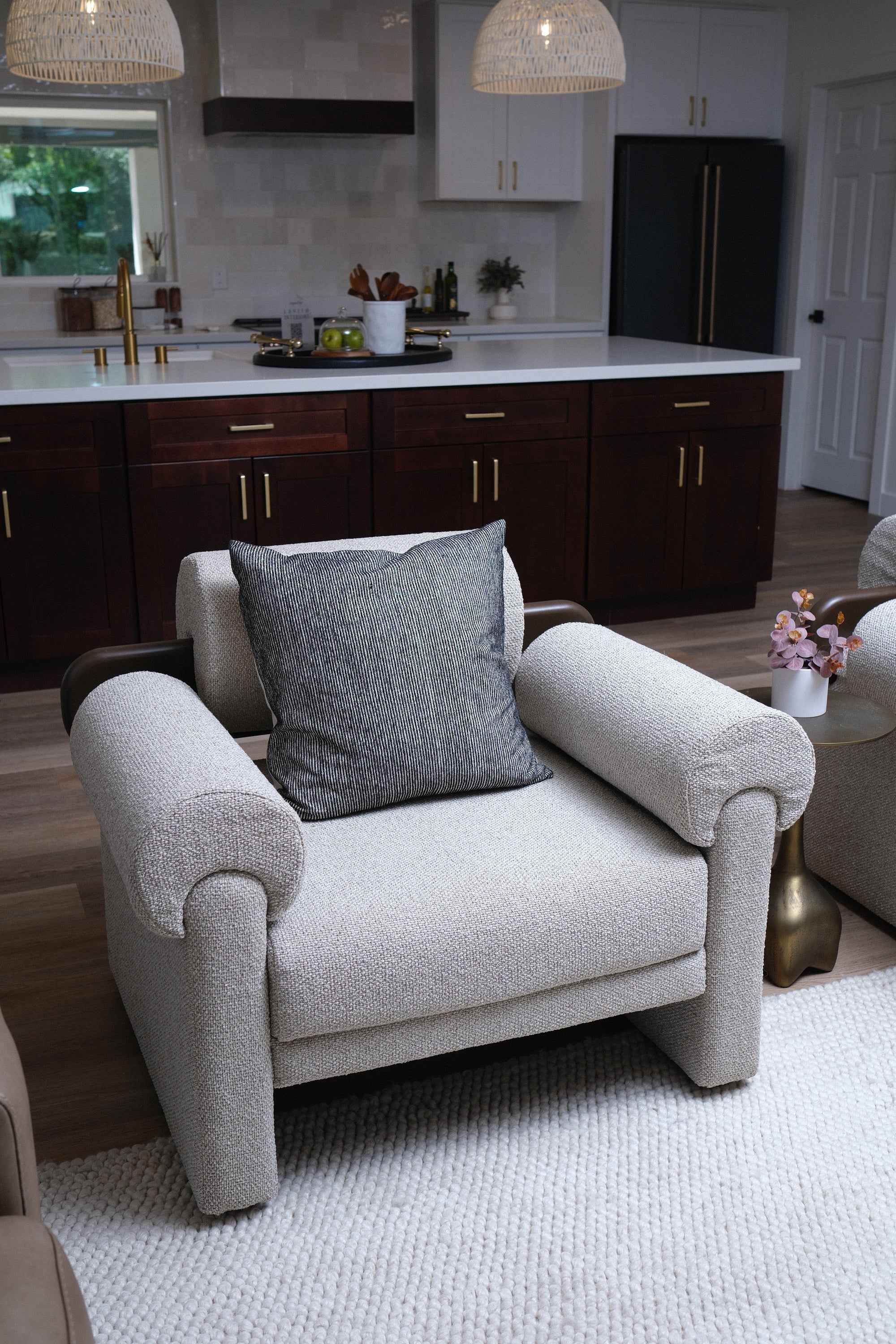 BEIGE ACCENT CHAIR 1