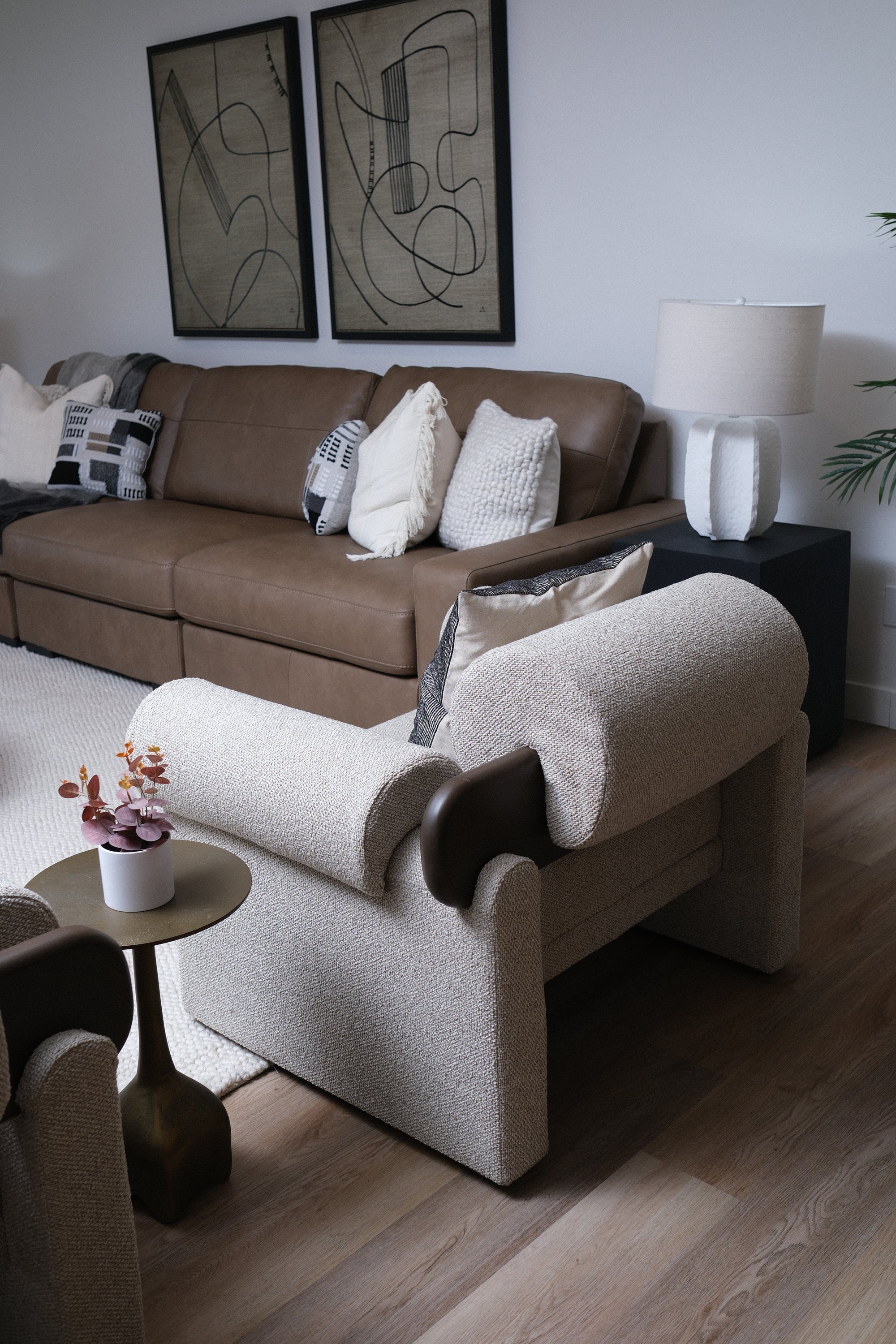 BEIGE ACCENT CHAIR 1