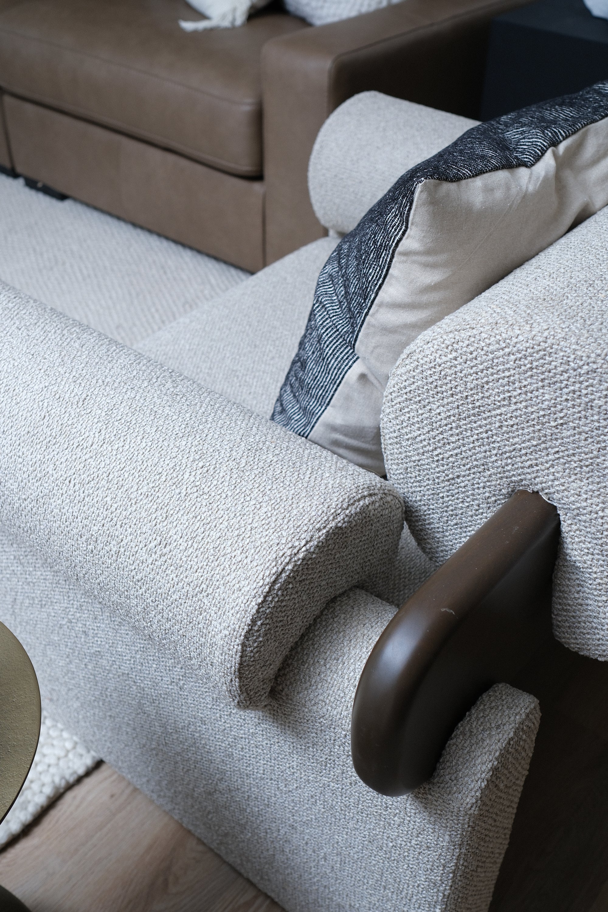 BEIGE ACCENT CHAIR 1