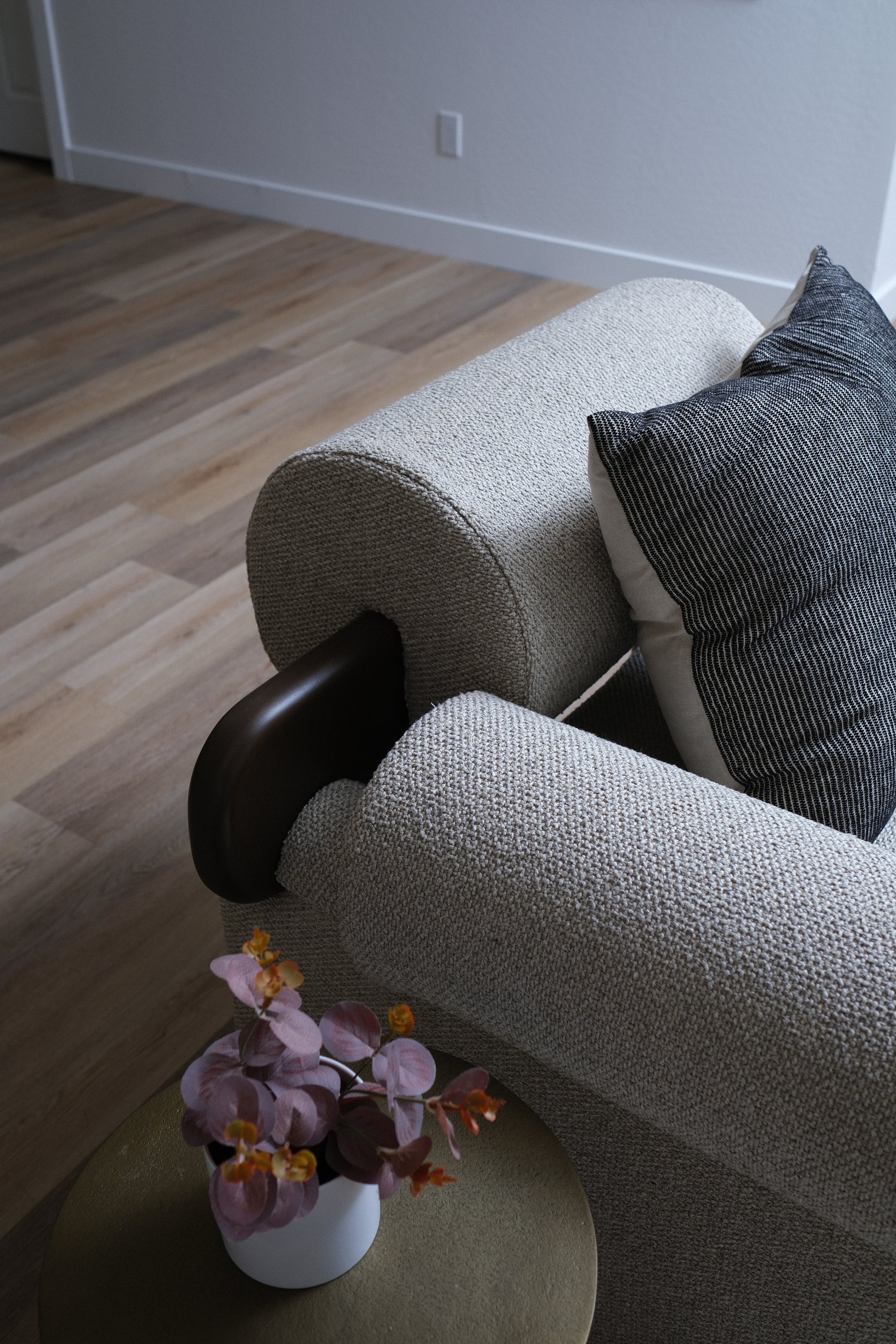 BEIGE ACCENT CHAIR 2
