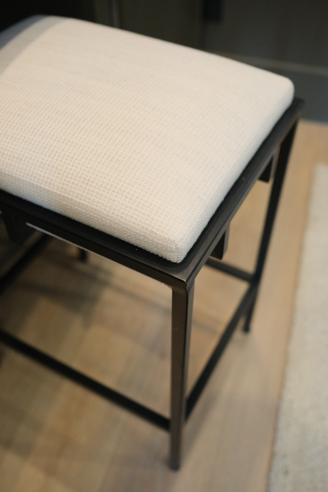 COUNTER STOOL, WHITE LB