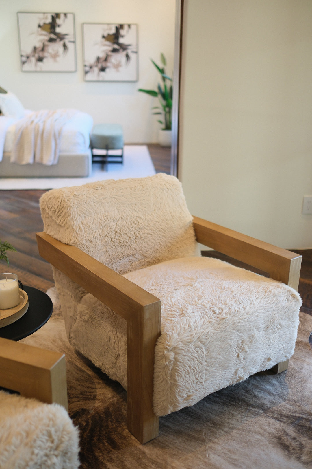 FAUX SHEEPSKIN ACCENT CHAIR B