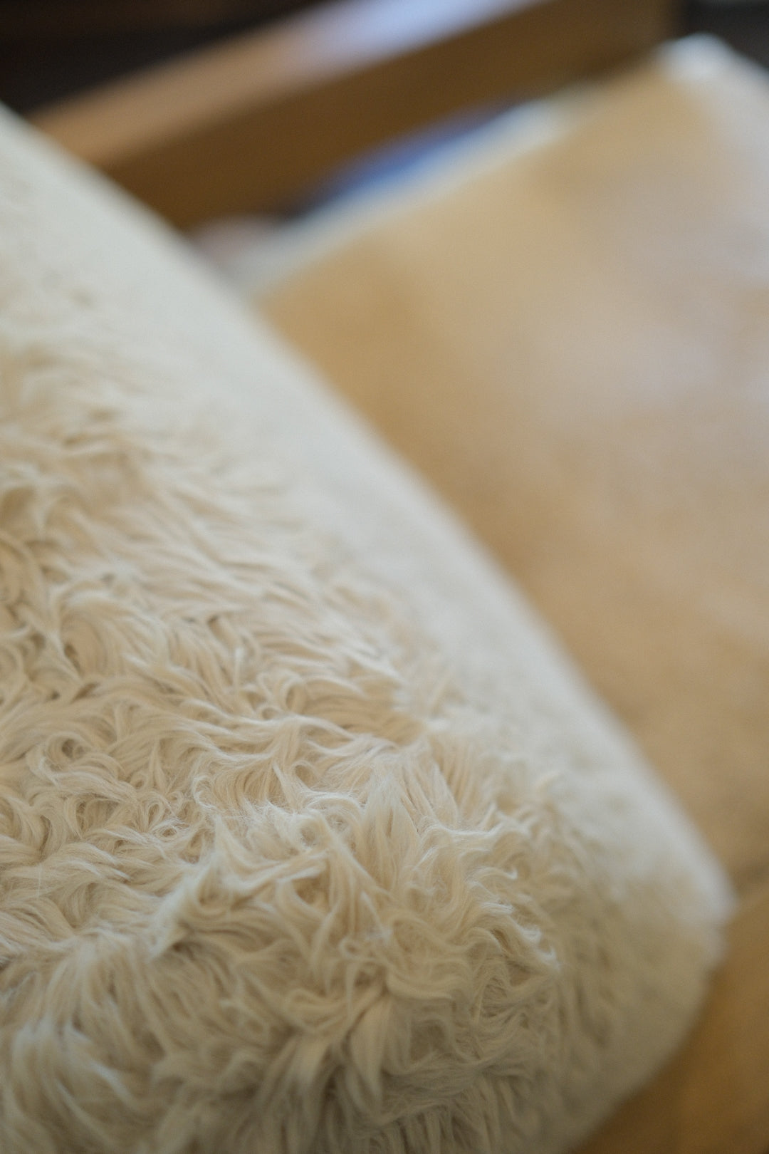 FAUX SHEEPSKIN ACCENT CHAIR B