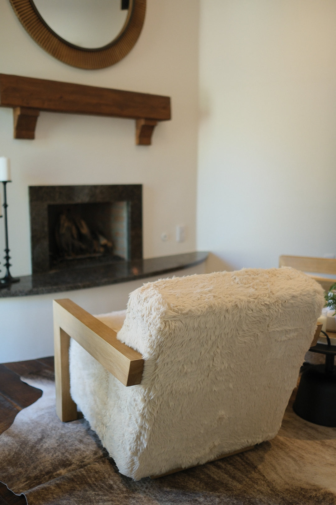 FAUX SHEEPSKIN ACCENT CHAIR B
