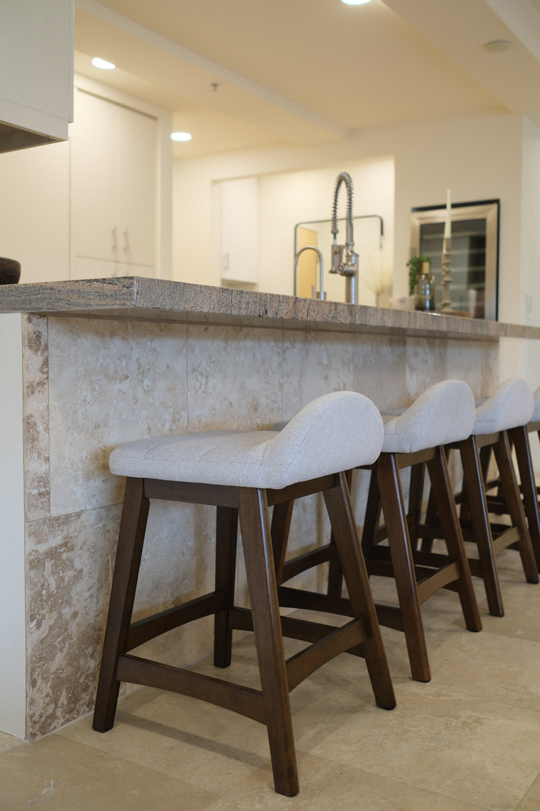 UPHOLSTERED BAR STOOL A
