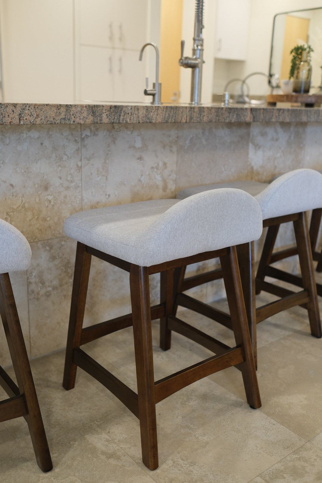 UPHOLSTERED BAR STOOL B