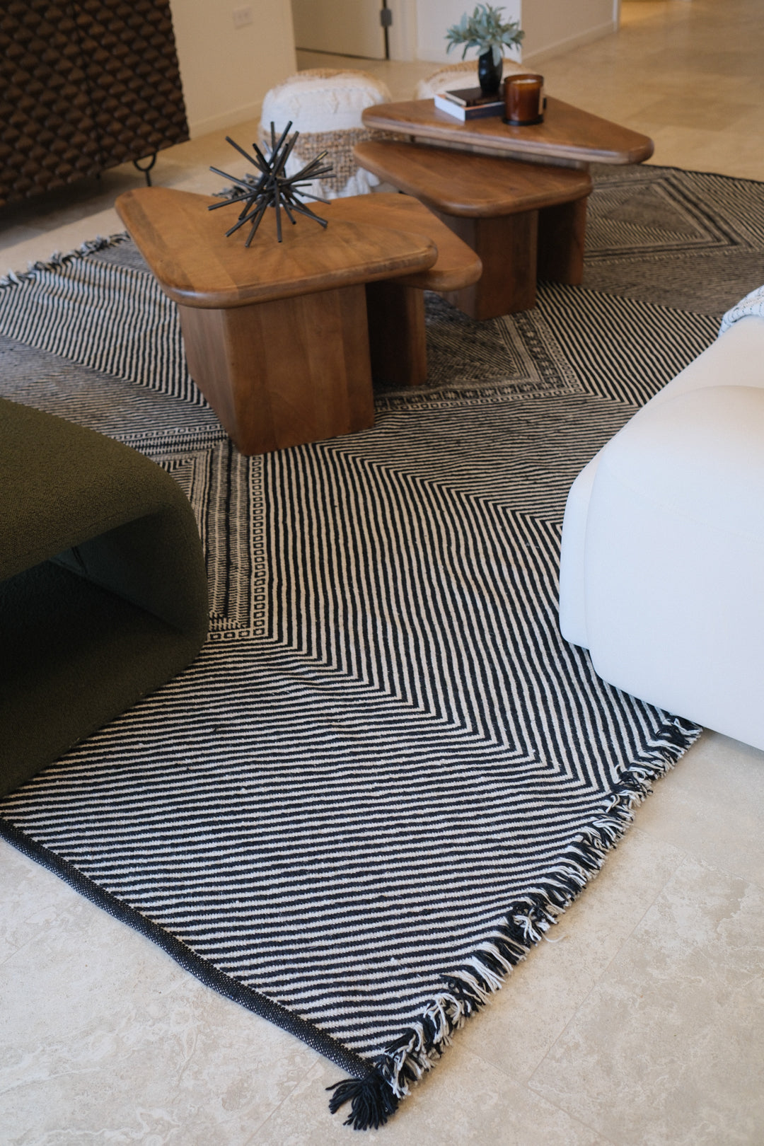 GREY DIAMOND PATTERN RUG 9X12