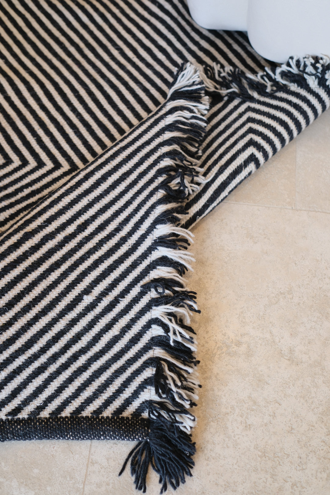 GREY DIAMOND PATTERN RUG 9X12