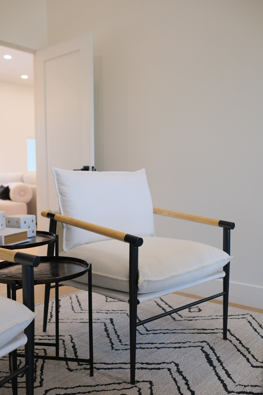 FABRIC ACCENT CHAIR B