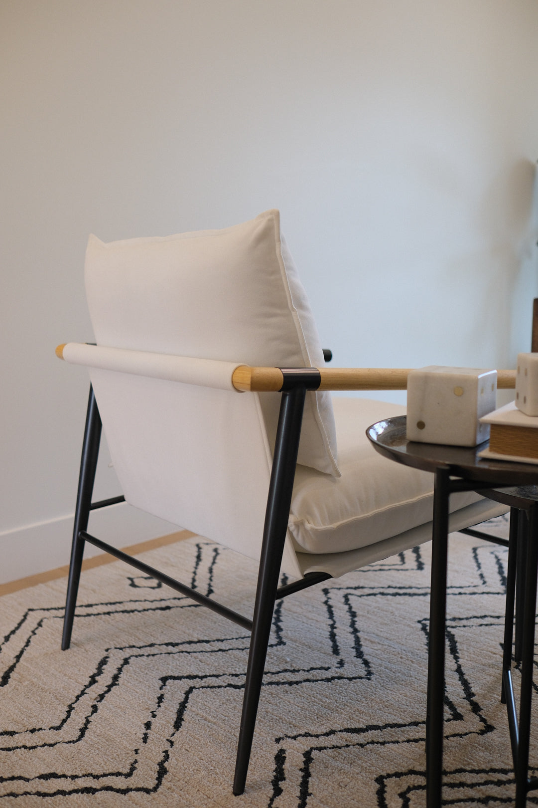FABRIC ACCENT CHAIR B