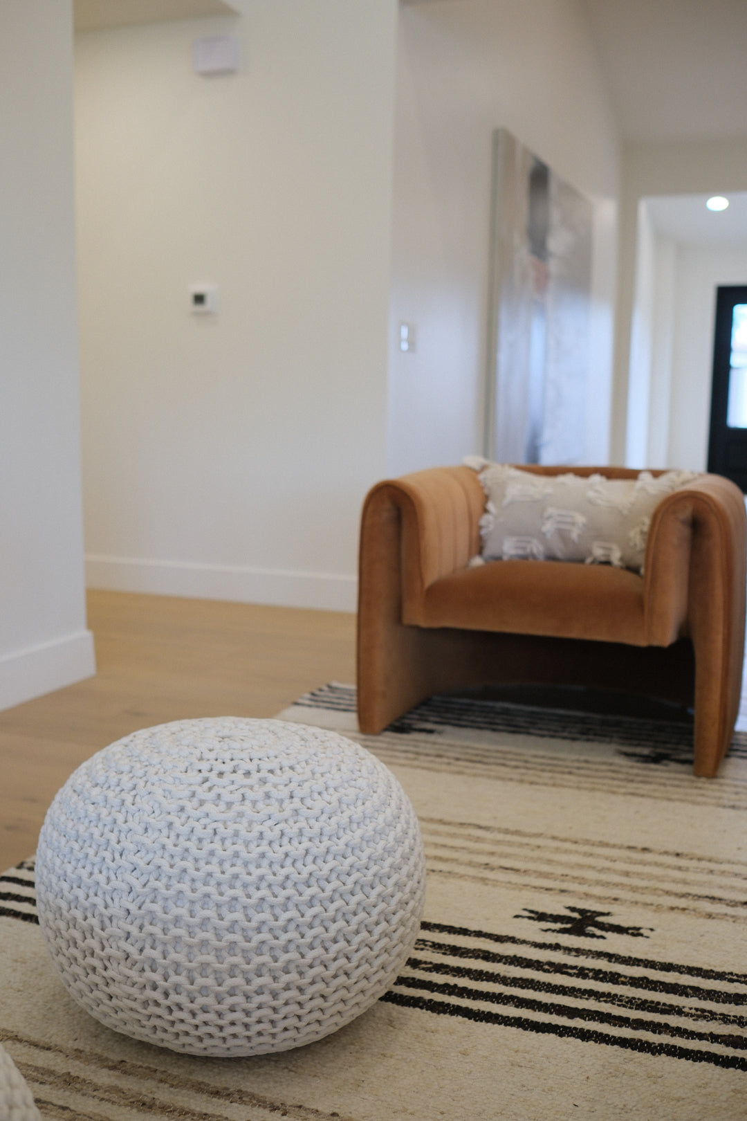 CREAM CHUNKY KNIT POUF M2