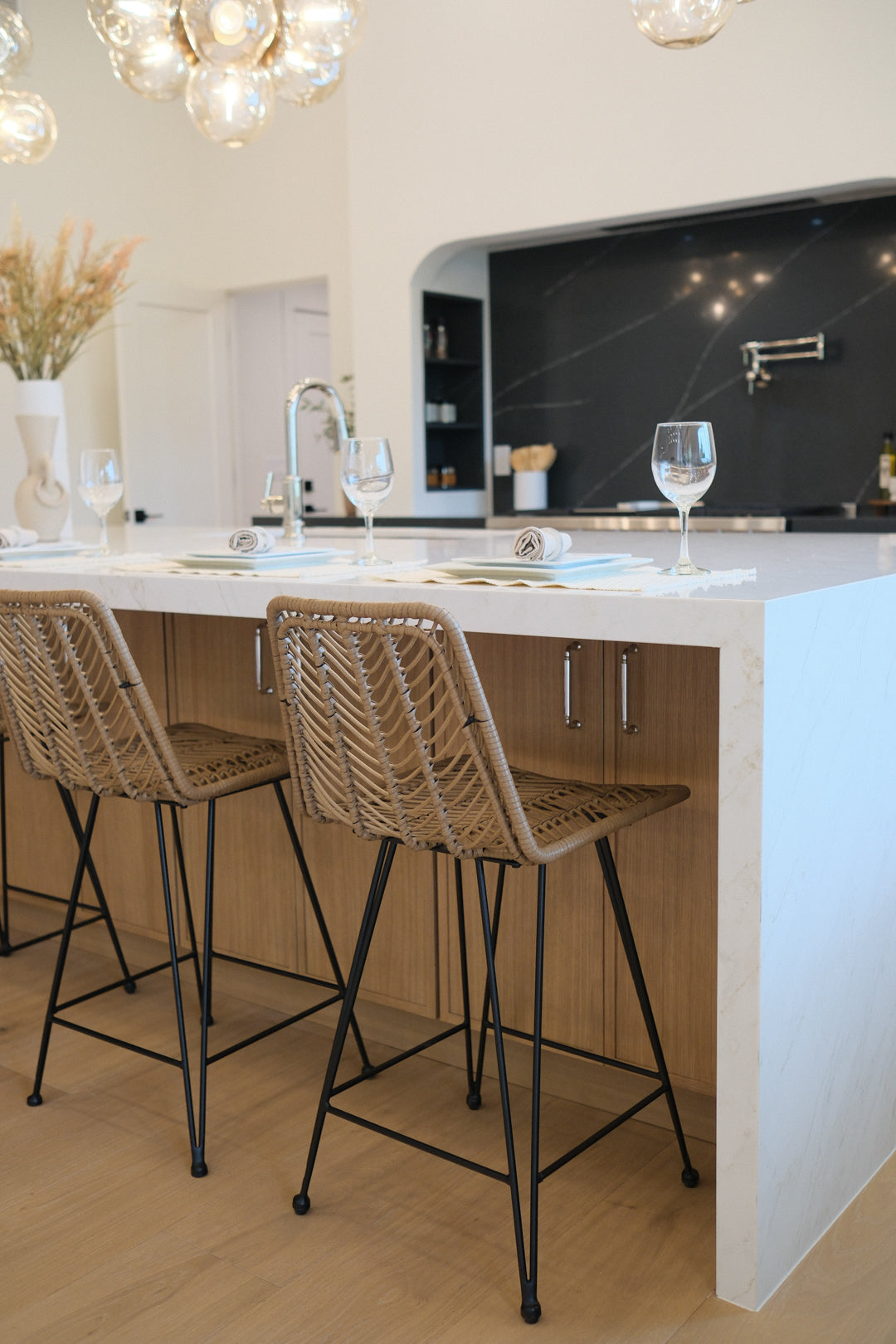 BUCKET SEAT BARSTOOL NATURAL E M