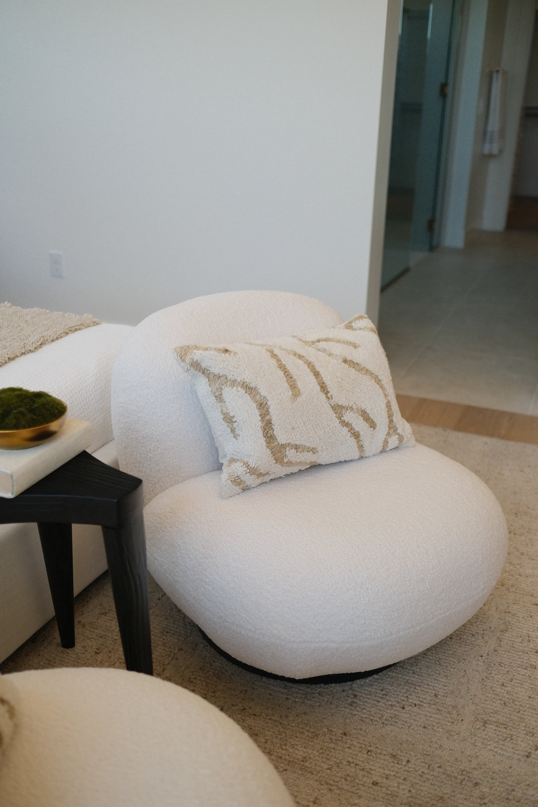 CREAM BOUCLE ACCENT CHAIR B