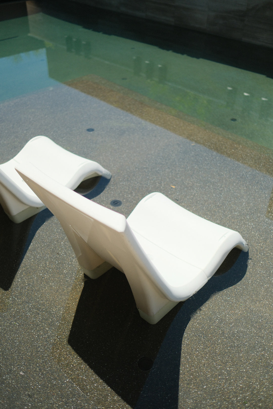 WHITE POOL CHAIR LOUNGER B