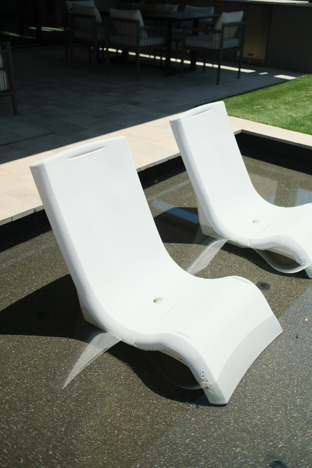 WHITE POOL CHAIR LOUNGER B