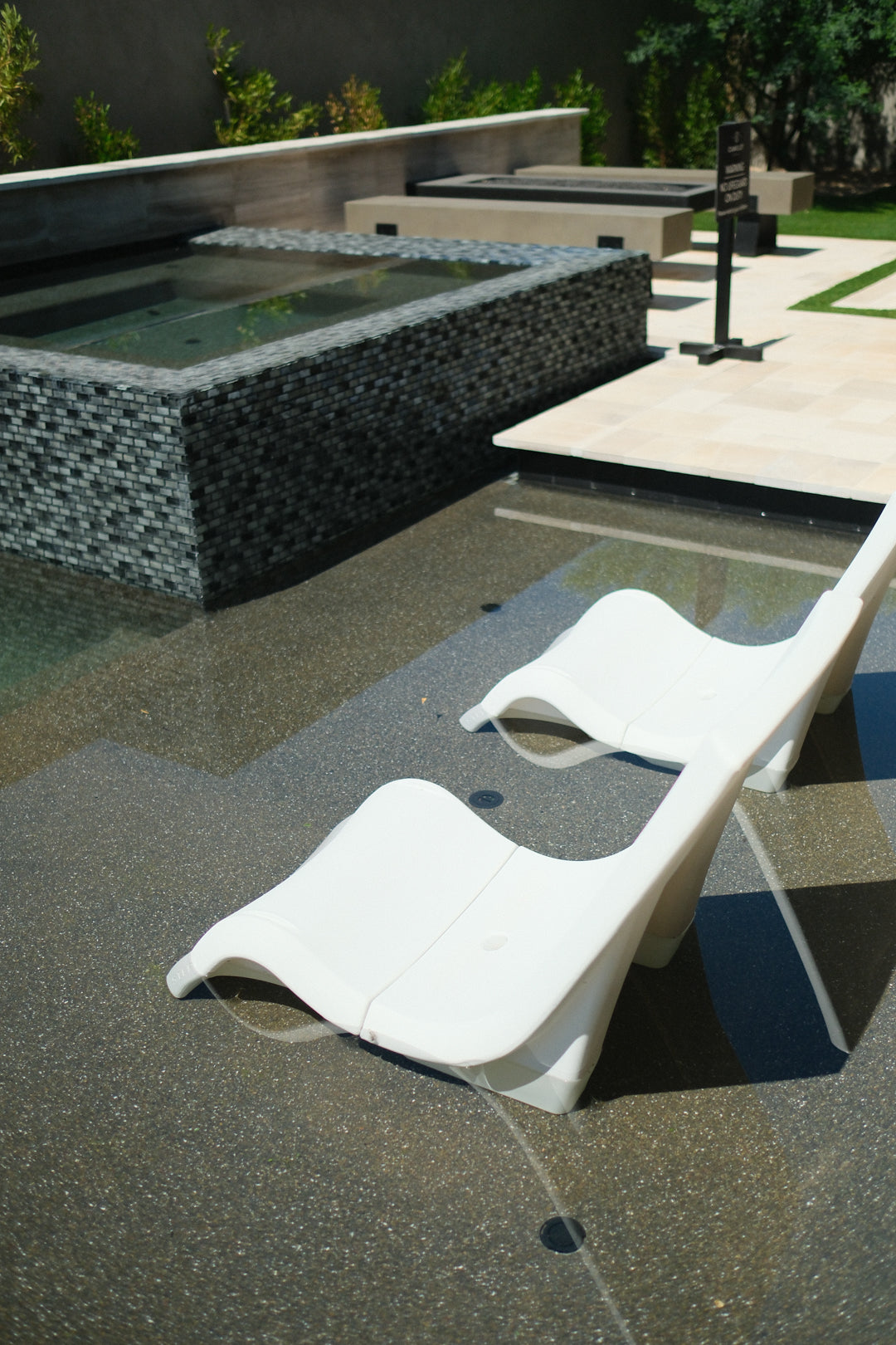 WHITE POOL CHAIR LOUNGER A
